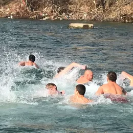 Бјелопољац Марко Дробњак први је допливао до Часног крста у ријеци Лим, на Сињавцу код Бијелог Поља