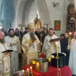 Епископ Јоаникије на Крстовдан служио Литургију у Ђурђевим Ступовима