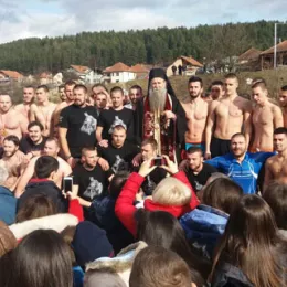 Богојављенско пливање у Беранама - до крста први Никола Кнежевић