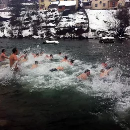 Милош први допливао до Крста