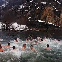 Милош први допливао до Крста