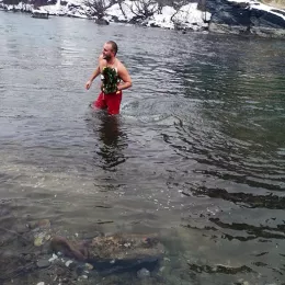 Милош први допливао до Крста