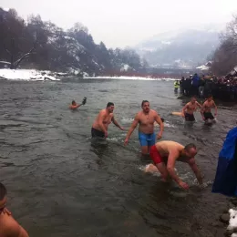 Милош први допливао до Крста