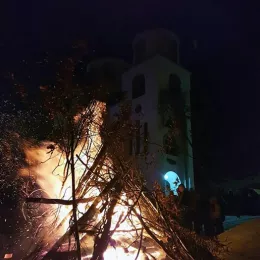 Налагање бадњака и поноћна Литургија у Мурину