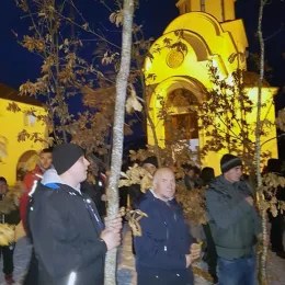 Налагање бадњака и поноћна Литургија у Трепчи