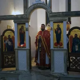 Налагање бадњака и поноћна Литургија у Трепчи