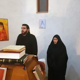 Налагање бадњака и поноћна Литургија у Трепчи