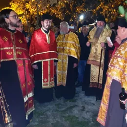 Епископ Јоаникије освештао бадњаке пред Саборним храмом у Бијелом Пољу