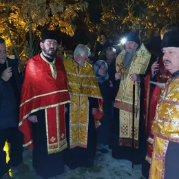 Епископ Јоаникије освештао бадњаке пред Саборним храмом у Бијелом Пољу