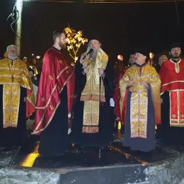 Епископ Јоаникије освештао бадњаке пред Саборним храмом у Бијелом Пољу