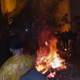 Епископ Јоаникије освештао бадњаке пред Саборним храмом у Бијелом Пољу