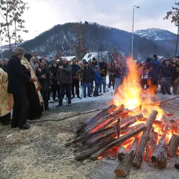 Традиционално налагање бадњака пред Саборним храмом у Мојковцу