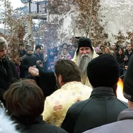 Традиционално налагање бадњака пред Саборним храмом у Мојковцу