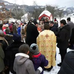 Традиционално налагање бадњака пред Саборним храмом у Мојковцу