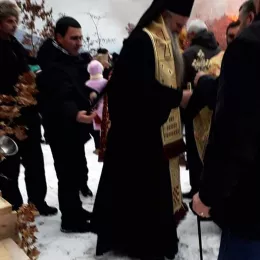 Традиционално налагање бадњака пред Саборним храмом у Мојковцу