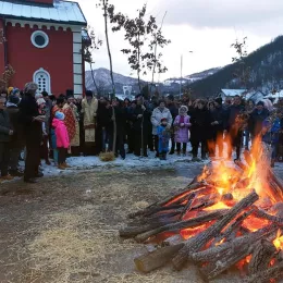 Традиционално налагање бадњака пред Саборним храмом у Мојковцу