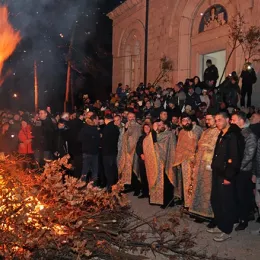 Свечано налагање бадњака испред Саборног храма у Никшићу