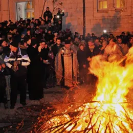 Свечано налагање бадњака испред Саборног храма у Никшићу