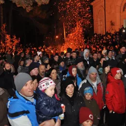 Свечано налагање бадњака испред Саборног храма у Никшићу