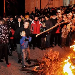 Свечано налагање бадњака испред Саборног храма у Никшићу