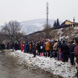 Богојављење у Бијелом Пољу прослављено Литургијом, литијом и пливањем за Часни крст