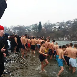 Богојављење у Бијелом Пољу прослављено Литургијом, литијом и пливањем за Часни крст