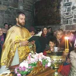 Богојављење у Бијелом Пољу прослављено Литургијом, литијом и пливањем за Часни крст