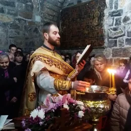 Богојављење у Бијелом Пољу прослављено Литургијом, литијом и пливањем за Часни крст