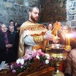 Богојављење у Бијелом Пољу прослављено Литургијом, литијом и пливањем за Часни крст