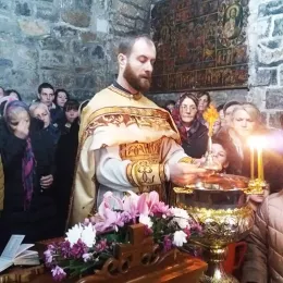 Богојављење у Бијелом Пољу прослављено Литургијом, литијом и пливањем за Часни крст