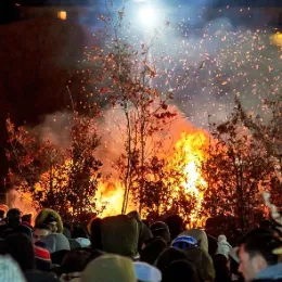Налагање бадњака без уобичајеног културно-духовног програма