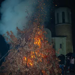 Митроплит Методије налагао бадњаке испред Саборног храма у Беранама