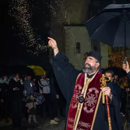 Митроплит Методије налагао бадњаке испред Саборног храма у Беранама