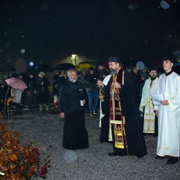 Митроплит Методије налагао бадњаке испред Саборног храма у Беранама