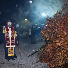Митроплит Методије налагао бадњаке испред Саборног храма у Беранама