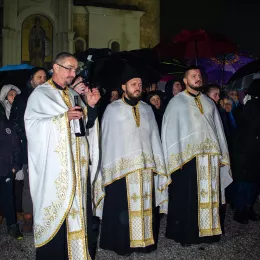 Митроплит Методије налагао бадњаке испред Саборног храма у Беранама