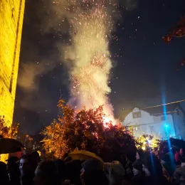 Испред Цркве Светих Апостола Петра и Павла у Бијелом Пољу наложени бадњаци