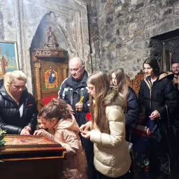 Испред Цркве Светих Апостола Петра и Павла у Бијелом Пољу наложени бадњаци