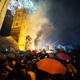 Испред Цркве Светих Апостола Петра и Павла у Бијелом Пољу наложени бадњаци