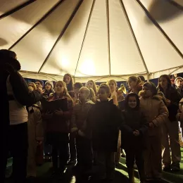 Испред Цркве Светих Апостола Петра и Павла у Бијелом Пољу наложени бадњаци