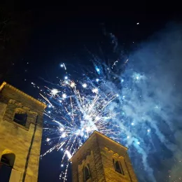 Испред Цркве Светих Апостола Петра и Павла у Бијелом Пољу наложени бадњаци