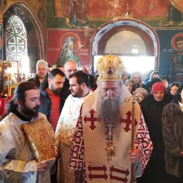 Епископ Јоаникије током Литургије у Страшевини