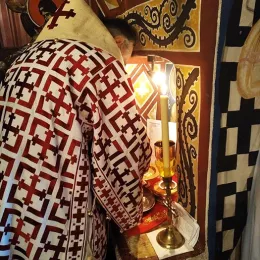 Епископ Јоаникије током Литургије у Страшевини