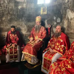 Епископ Јоаникије на Задушнице служио у Ђурђевим Ступовима