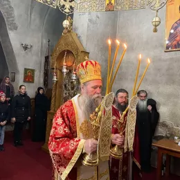 Епископ Јоаникије на Задушнице служио у Ђурђевим Ступовима