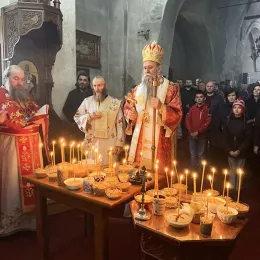 Епископ Јоаникије на Задушнице служио у Ђурђевим Ступовима