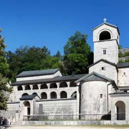 Епархије СПЦ у Црној Гори: Осуђујемо паљење и скрнављење државних симбола