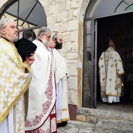 Епископи Јоаникије и Јован у Дајбабама служили помен оцу Луки (Анићу)