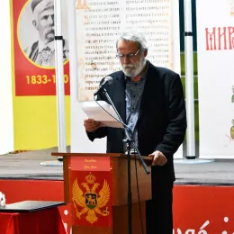 Милутину Мићовићу уручено „Мирослављево јеванђеље“