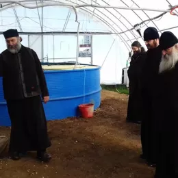 Освештан аквапонијски пластеник на Мркошници